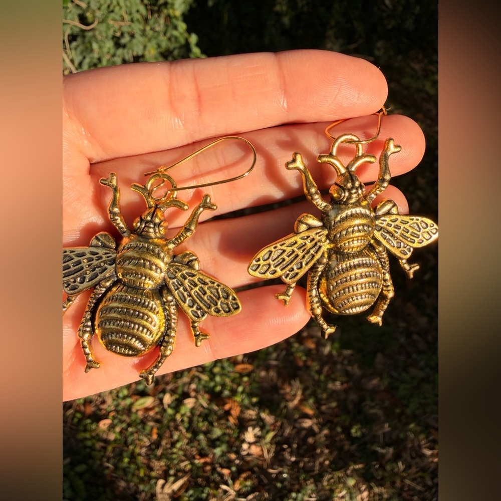 Gold Bee Dangle Earrings exclusive Jewelry - Picture 8 of 8